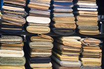 Стек рулонної тканини в традиційному крафтовому магазині — стокове фото