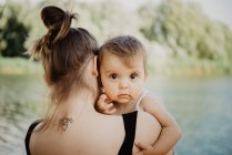 Frau mit Baby am See, Arezzo, Toskana, Italien — Stockfoto