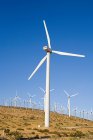 Fazenda eólica com moinhos de vento contra o céu azul, Indian Wells, Califórnia, EUA — Fotografia de Stock