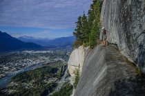 Vista laterale dell'uomo arrampicata tradizionale a Capo, Squamish, Canada — Foto stock