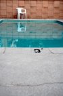 Vista da piscina com fundo fora de foco — Fotografia de Stock
