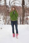 Retrato de menina adolescente em pé na neve — Fotografia de Stock