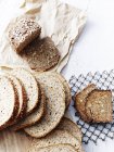 Вид сверху на свежий вкусный разнообразный хлеб, вид крупным планом — стоковое фото