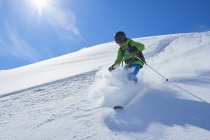Garçon skiant sur une colline enneigée, Hintertux, Tyrol, Autriche — Photo de stock