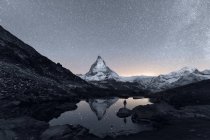 Matterhorn reflexionando sobre el lago Riffelsee en la noche, Zermatt, Valais, Suiza - foto de stock