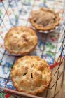 Caseiro pequenas tortas de maçã em cesta de metal, close-up — Fotografia de Stock
