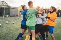 Jogadores de futebol jubilosos e abraçando em campo — Fotografia de Stock