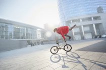 Männlicher BMX-Fahrer macht Stunt im Stadtgebiet — Stockfoto