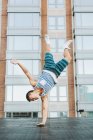 Mann Breakdance auf Betonboden, Boston, massachusetts, usa — Stockfoto