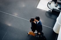 Пара в ділових костюмах цілується — стокове фото