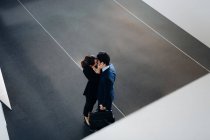 Casal em negócios ternos beijando — Fotografia de Stock