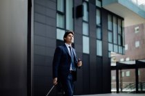 Empresário saindo em viagem de negócios — Fotografia de Stock
