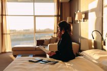 Donna d'affari che ordina il servizio in camera in hotel — Foto stock