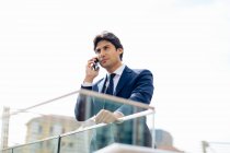Бізнесмен використовує смартфон на терасі — стокове фото