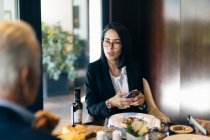 Geschäftsfrau und Mann treffen sich in Hotelrestaurant — Stockfoto