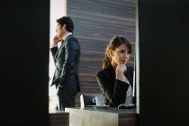 Geschäftsmann und Geschäftsfrau arbeiten im Hotelzimmer — Stockfoto