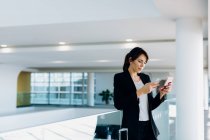 Geschäftsfrau nutzt Handy für elektronischen Check-in — Stockfoto