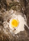 Alto ángulo cerca de los huevos y la harina para la masa de pasta. - foto de stock