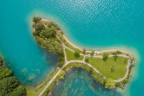 Veduta aerea del lago Lungern con piccola isola in estate, Obwalden, Svizzera — Foto stock