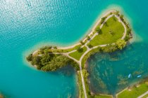 Vista aérea del lago Lungern con pequeña isla en verano, Obwalden, Suiza - foto de stock