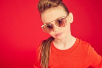 Cool ragazza bruna indossa in occhiali da sole e posa sulla macchina fotografica — Foto stock