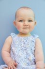 Ritratto di bambina su sfondo blu pallido. — Foto stock