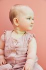 Portrait de bébé fille sur fond rose. — Photo de stock