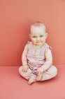 Ritratto di bambina su sfondo rosa. — Foto stock