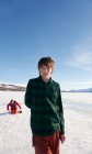 Ragazzo in piedi sul lago ghiacciato in Vasterbottens Lan, Svezia, guardando la fotocamera. — Foto stock