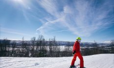 Юний хлопчик катається на лижах у Вастерботенс Лані (Швеція).. — стокове фото