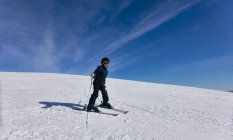Молодий хлопчик на лижах у Вастерботенс Лані, Швеція.. — стокове фото