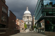 Vista a lo largo de calles vacías, Peter 's Hill y St Paul' s Cathedral en Londres bajo un cielo de tormenta durante la crisis del virus Corona. - foto de stock