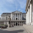 Vista exterior del Banco de Inglaterra, Londres, Reino Unido durante la crisis del virus Corona. - foto de stock
