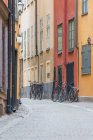 Foto de la calle, vacío Gamla Stan, Estocolmo, Suecia durante la crisis del virus Corona, bicicletas en las paredes - foto de stock