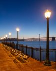 Vista noturna através da Baía, com Golden Gate Bridge, São Francisco, Califórnia, EUA. — Fotografia de Stock