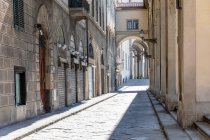 Foto de rua, rua vazia em Florença, Itália durante a crise do vírus Corona — Fotografia de Stock