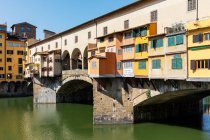 Veduta del ponte vecchio vuoto sopra il fiume Arno a Firenze durante la crisi virale di Corona. — Foto stock