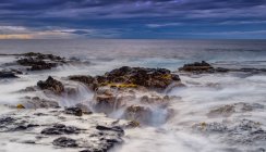 Meereswellen füllen Peles Well Lavaröhre in der Nähe von Wawaloli Beach auf der Big Island von Hawaii., USA. — Stockfoto