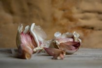 Close up of garlic cloves in their papery skins. — Stock Photo