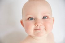 Retrato de um bebê bonito menina com olhos azuis. — Fotografia de Stock