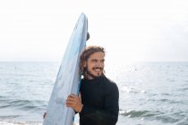 Серфер з дошкою для серфінгу на морі — стокове фото