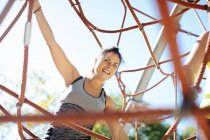 Frau klettert in Park — Stockfoto