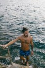 El hombre subiendo escalones del mar - foto de stock