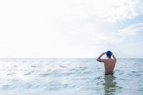 Swimmer getting ready to go into sea — Stock Photo