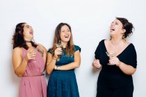 Друзі сміються і святкують з напоями, крупним планом — стокове фото