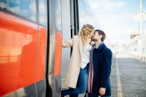 Couple kissing beside train, Firenze, Toscana, Italy — Stock Photo