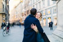 Paar umarmt auf der Piazza, Florenz, Toscana, Italien — Stockfoto