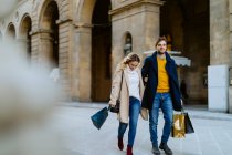 Paar auf Einkaufstour, Florenz, Toscana, Italien — Stockfoto