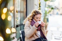 Woman having hot drink at cafe, Firenze, Toscana, Italy — Stock Photo