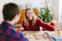 Пара готовит рождественские украшения дома — стоковое фото